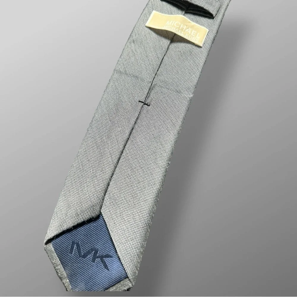 Michael Kors Men’s Silver & Blue Silk Blend Tie 58″ Elegant Classic